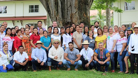 Personal del IDIAP, con atuendos típicos, para conmemorar los 500 años de la ciudad de Panamá