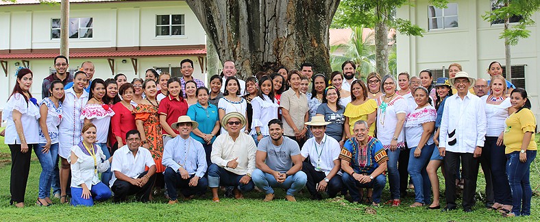 Personal del IDIAP, con atuendos típicos, para conmemorar los 500 años de la ciudad de Panamá