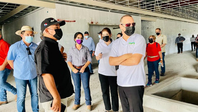 VISITA DEL EMBAJADOR DE ISRAEL EN PANAMÁ A LAS INSTALACIONES DEL IDIAP EN AZUERO.