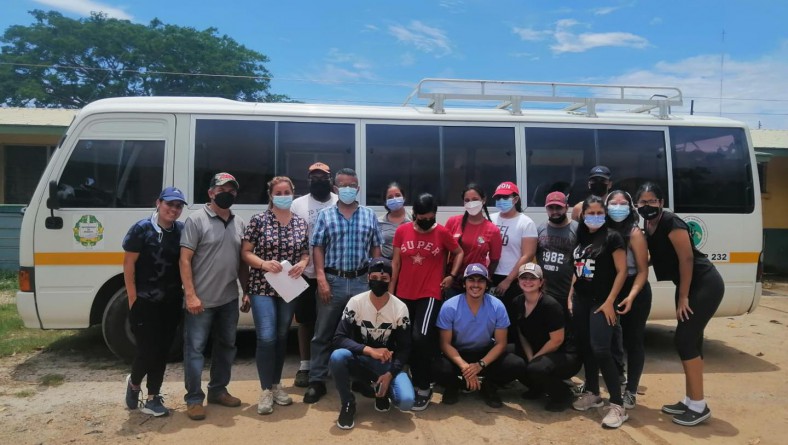 ESTUDIANTES DE MEDICINA VETERINARIA REALIZAN PRÁCTICA DE REPRODUCCIÓN BOVINA