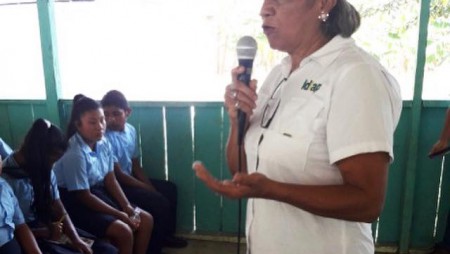 INVESTIGADORA GLORIA OLAVE RECIBE LA MEDALLA «OMAR QUINTERO»
