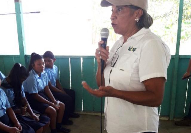 INVESTIGADORA GLORIA OLAVE RECIBE LA MEDALLA «OMAR QUINTERO»