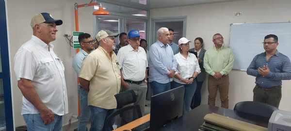 MINISTRO DEL MIDA RECORRE LOS LABORATORIOS DEL IDIAP EN GUALACA