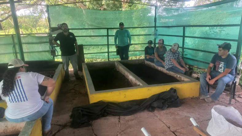 ESTUDIANTES DEL CRU AZUERO CAPACITADOS EN PRODUCCIÓN HORTÍCOLA