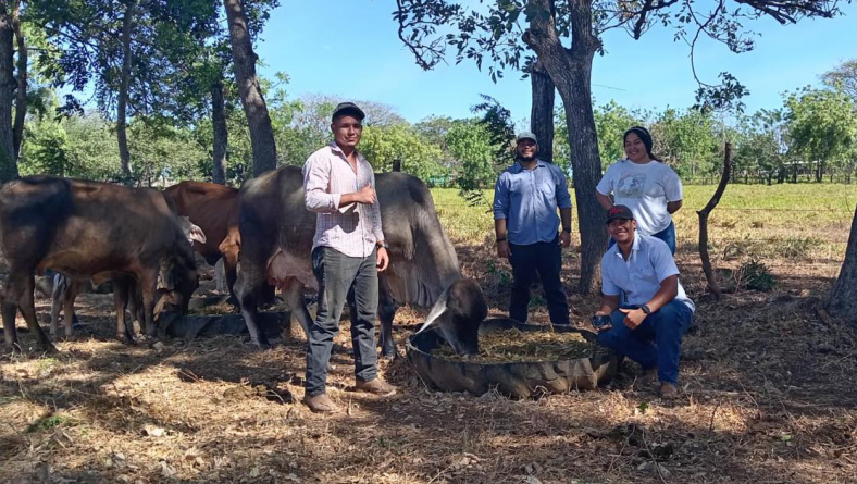 ESTUDIANTES REALIZAN ESTANCIA ACADÉMICA EN LA FINCA EXPERIMENTAL DEL EJIDO