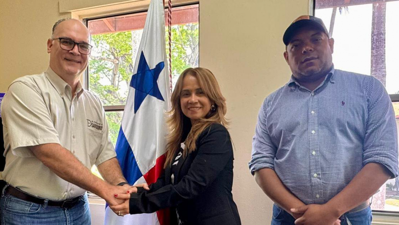 IDIAP RECIBE VISITA DE CORTESÍA DEL PRODUCTOR TITO DUTARI DE HACIENDA SAN ISIDRO