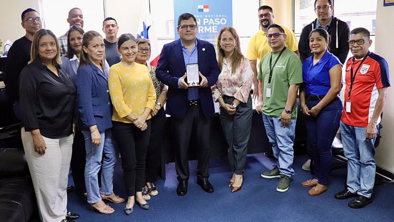 IDIAP ENTREGA MEDALLA GERMÁN DE LEÓN AL DR.RUBÉN COLLANTES COMO IVESTIGADOR DESTACADO