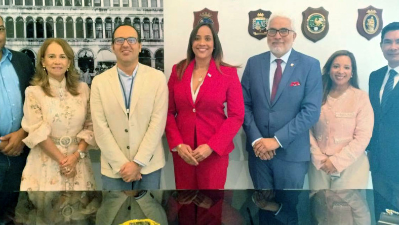 DIRECTORA GENERAL DEL IDIAP RECIBE AL AGREGADO COMERCIAL DE LA EMBAJADA DE ITALIA EN PANAMÁ