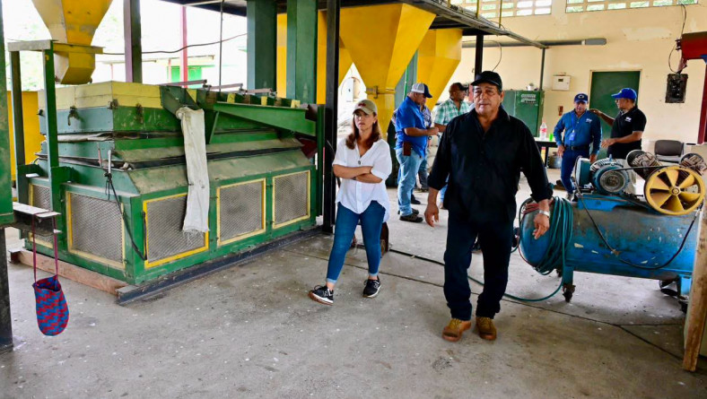 DIRECTORA NACIONAL DEL IDIAP RECORRE LA ESTACIÓN EXPERIMENTAL DE ARENAS DE MARIATO