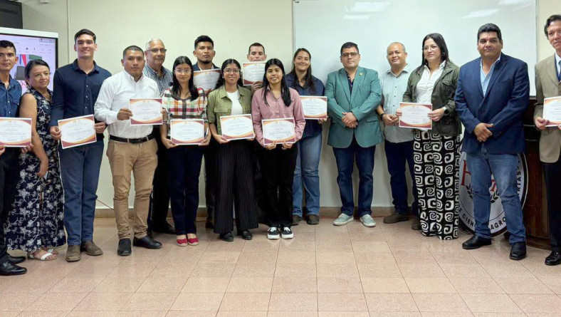 IDIAP ENTRE EL JURADO EVALUADOR DE LA JORNADA DE INICIACIÓN CIENTÍFICA EN LA UPAN CHIRIQUÍ