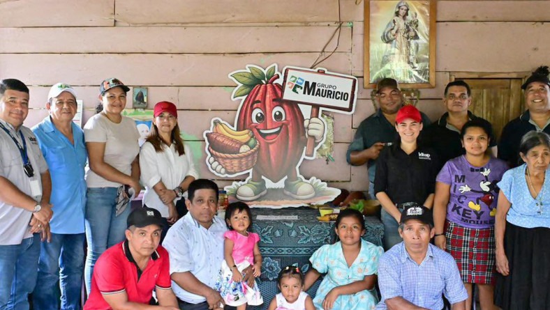 IDIAP ENTREGA 100 PLANTONES DE CACAO BLANCO AL GRUPO MAURICIO EN VERAGUAS